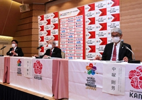 ＷＭＧ２０２１関西の再延期について説明する組織委員会の木下博夫事務総長（中央）ら＝２６日午後、大阪市北区中之島