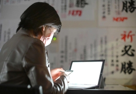 投稿内容などをチェックするＳＮＳ担当の女性。自宅で作業する日もある＝伊丹市内