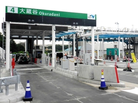 料金ゲートの設置工事が進む第二神明道路大蔵谷インターチェンジ＝神戸市西区伊川谷町有瀬（西日本高速道路会社提供）