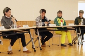 対談した（左から）斎藤元彦知事と大畑大介さん、運動部の生徒たち＝兵庫県立加古川西高校