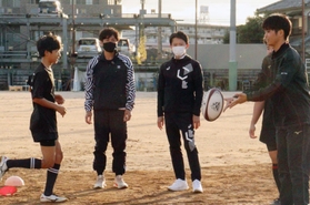 ラグビー部の練習を見学する大畑大介さん（左から２人目）と斎藤元彦知事（同３人目）ら＝兵庫県立加古川西高校