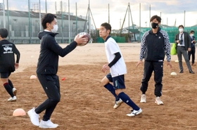 ラグビー部員と練習する斎藤元彦知事（左から２人目）と指導する大畑大介さん（同４人目）＝加古川市加古川町本町、加古川西高校