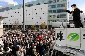 大勢の有権者を前に支持を訴える日本維新の会の吉村洋文副代表＝２０日、姫路市駅前町（撮影・大山伸一郎、画像の一部を加工しています）