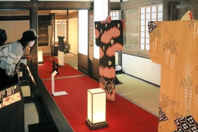 千姫の小袖（右）、打ち掛け（右から２点目）など復元された着物が並ぶ化粧櫓の一室＝２８日午前、姫路市本町