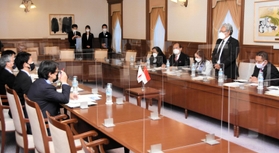 斎藤元彦兵庫県知事と面会し、あいさつに立つインドネシアのヘリ駐日大使（右）＝県公館