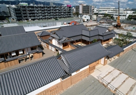 幕末維新期に設置された最初の県庁舎を復元した「初代県庁館」（小型無人機で撮影）＝神戸市兵庫区中之島２（撮影・辰巳直之）