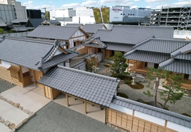 小型無人機で上空から捉えた初代県庁館の外観（撮影・辰巳直之）