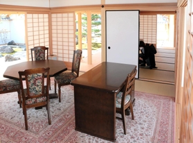 瓦屋根や畳、ふすまなど江戸時代の建築様式が細かく再現された初代県庁館内＝神戸市兵庫区中之島２