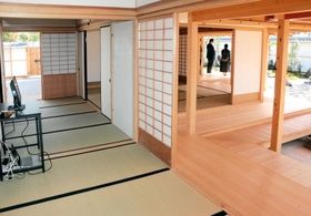 瓦屋根や畳、ふすまなど江戸時代の建築様式が細かく再現された初代県庁館内＝神戸市兵庫区中之島２