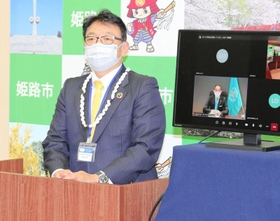 閉幕後の会見で発言する清元秀泰市長＝２９日午後、姫路市安田４