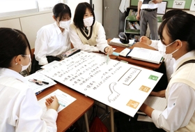 丹波市の人口政策について話し合う生徒＝丹波市春日町、氷上高校