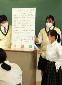 丹波市の人口政策について発表する生徒＝丹波市春日町、氷上高校