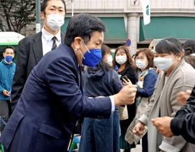 候補者の応援に訪れ、有権者に支持を訴えた立憲民主党の枝野幸男代表＝２４日、神戸市中央区