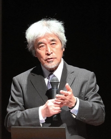 コウノトリ未来・国際かいぎで基調講演する山極寿一京都大学名誉教授＝３０日午前、豊岡市大磯町