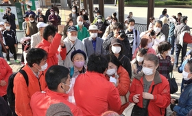 最終日の選挙戦。候補者の呼び掛けも熱を帯びる＝３０日午前、西宮市内（撮影・小林良多、画像の一部を加工しています）