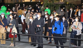 候補者の最後の訴えに耳を傾ける有権者＝３０日夜、神戸市内（撮影・吉田敦史、画像の一部を加工しています）