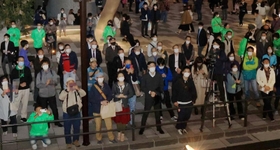 候補者の最後の訴えに耳を傾ける有権者ら＝３０日夜、神戸市内（撮影・吉田敦史、画像の一部を加工しています）
