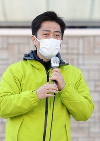 衆院選５区の立候補者の応援のため、ＪＲ三田駅前で演説する日本維新の会の吉村洋文副代表＝３０日午前、三田市駅前町（撮影・長嶺麻子）