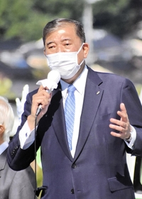 応援演説をする石破茂元幹事長＝３０日午前、養父市八鹿町朝倉