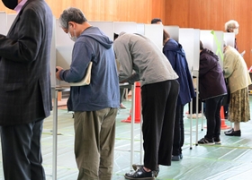 投票用紙に記入する有権者＝３１日午前、神戸市中央区港島中町３（撮影・坂井萌香）