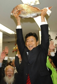 初当選を果たした西村康稔氏（２００３年１１月）