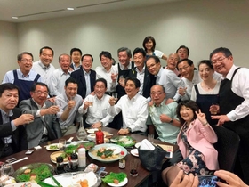 議員宿舎で開かれ、安倍首相らが出席した宴会の写真。西村氏がツイッターで投稿した（２０１８年７月）