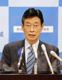 自身の「圧力」発言について陳謝する西村氏（２０２１年７月）