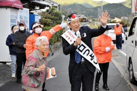 ２０２１年衆院選の兵庫１２区で立候補した自民党前職の山口壮氏。住民らに向けて演説を行った＝２３日、宍粟市千種町岩野辺