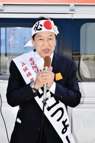 ２０２１年衆院選の兵庫１２区で立候補した自民党前職の山口壮氏。第一声で支援者を前に力強く訴えた＝１９日、相生市旭１