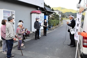 ２０２１年衆院選の兵庫１２区で立候補した自民党前職の山口壮氏。住民らに向けて演説を行った＝２３日、宍粟市千種町岩野辺