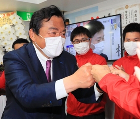 支援者とともに喜ぶ赤羽一嘉氏＝神戸市兵庫区水木通８（撮影・鈴木雅之）