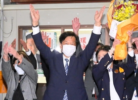 当選を確実とし、支持者たちと万歳三唱する山口壮氏＝相生市旭１（撮影・大山伸一郎）