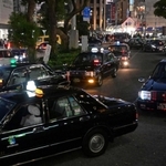 駅前で列をつくるタクシー＝１日夜、神戸市中央区、ＪＲ三ノ宮駅前（撮影・秋山亮太）