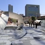 円盤を多用した斬新なデザイン。リニューアルオープンする「さんきたアモーレ広場」＝２日午前、神戸市中央区加納町４（撮影・吉田敦史）