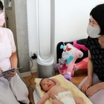 自宅で産後ケアを受けた女性（右）。助産師から生活実態に即した助言を得た＝神戸市須磨区