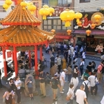 南京町の散策を楽しむ人ら。晴天にも恵まれ、にぎわいを見せた＝３日午後、神戸市中央区元町通１（撮影・吉田敦史）