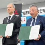 協定書を交わす兵庫県警の種部滋康本部長（左）と兵庫三菱自動車販売の西原興一郎社長＝神戸市中央区下山手通５