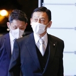 首相官邸に入る末松信介文科相＝４日午後