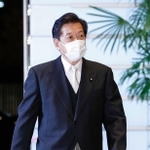 皇居での認証式を前に首相官邸に入る山口壮環境相＝４日午後