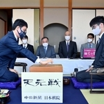 第１局で初手を打つ一力遼天元（左）と関航太郎七段＝５日午前、愛知県南知多町、源氏香