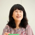 「企業のトップに休日に手にとってもらいたい」と話す上田理恵子さん＝神戸市中央区東川崎町１（撮影・辰巳直之）