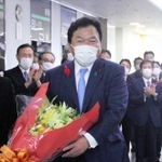 職員に拍手で見送られ国土交通省を後にする赤羽一嘉衆院議員＝東京都千代田区