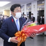 職員に拍手で見送られ国土交通省を後にする赤羽一嘉衆院議員＝東京都千代田区