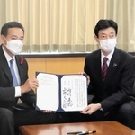 引き継ぎ式に臨んだ西村康稔衆院議員（右）＝東京都千代田区