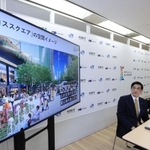 ＪＲ三ノ宮駅の新ビル概要を発表するＪＲ西日本の長谷川一明社長（手前）ら＝５日午後、神戸市役所（撮影・鈴木雅之）