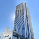かつて神戸市職員労働組合などが入っていた通称「組合棟」（手前）。背後に市役所がそびえる＝神戸市中央区