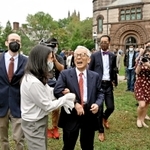 記者会見後、親族と談笑する米プリンストン大上席研究員の真鍋淑郎さん＝５日、米ニュージャージー州