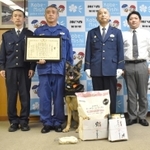 傷害事件の被疑者の逮捕に貢献し、署長感謝状を受けたアルゴ号と捜索した署員ら＝神戸市西区糀台５