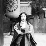 巫女姿の名田妥佳子さん（広田神社提供）