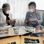 １９４１年の広田神社拡張計画の地鎮祭で、巫女役を担った岡田多喜子さん（左）と名田妥佳子さん。「この向きに階段があったね」と昔を振り返る＝西宮市大社町の広田神社